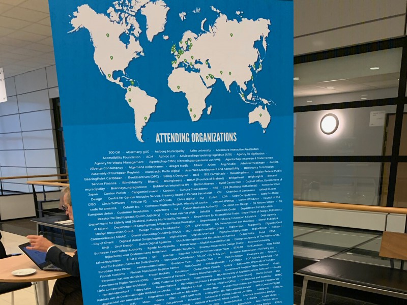 Banner met alle 400 organisaties en de 40 landen waaruit ze komen